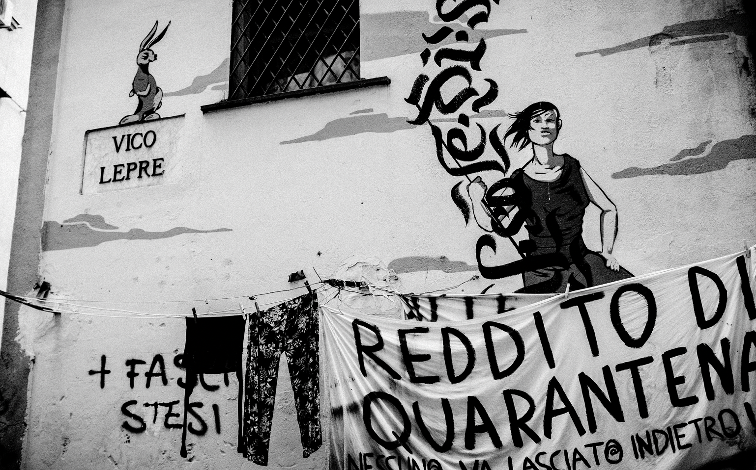The writing “reddito di quarantena” (quarantine income) hangs outside the Sgarrupato community centre in Montesanto. A call for granting covid emergency income during the lockdown 